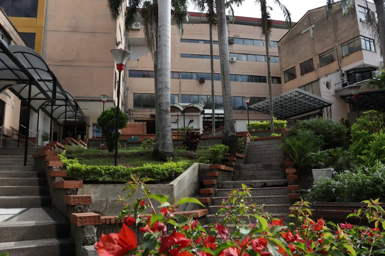 Jardines y acceso principal del campus