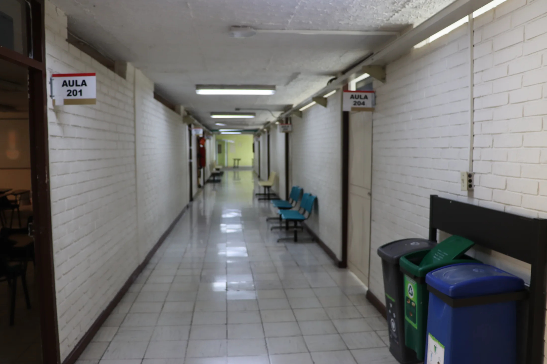 Pasillo interior del campus